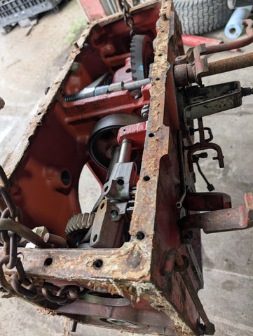 USED 399848R1 INTERNATIONAL HARVESTER TRACTOR 574 DIFFERENTIAL HOUSING AND GEARS
