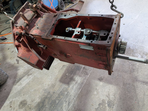 USED 574 CLUTCH / TRANSMISSION HOUSING 399847R WITH GEARS
